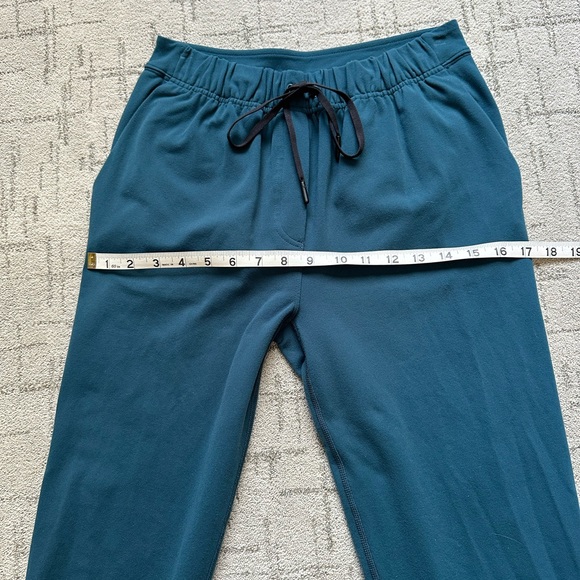 Lululemon EARLY ISSUE Jet Crop, size 2, Alberta Lake, Luon, Cuffs - Picture 8 of 9
